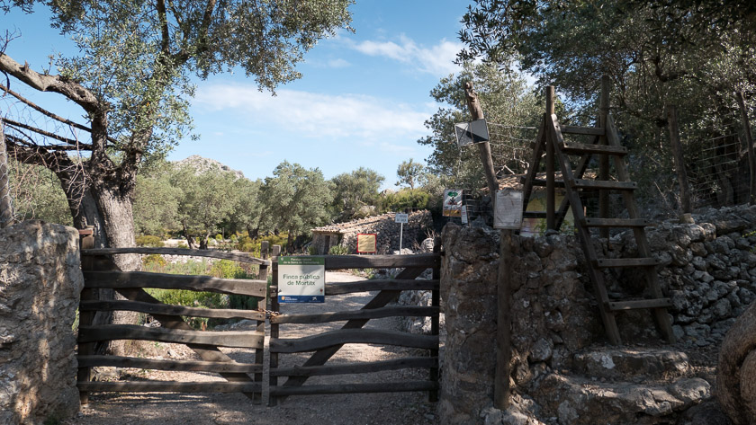 Entrance to Mortixt public estate